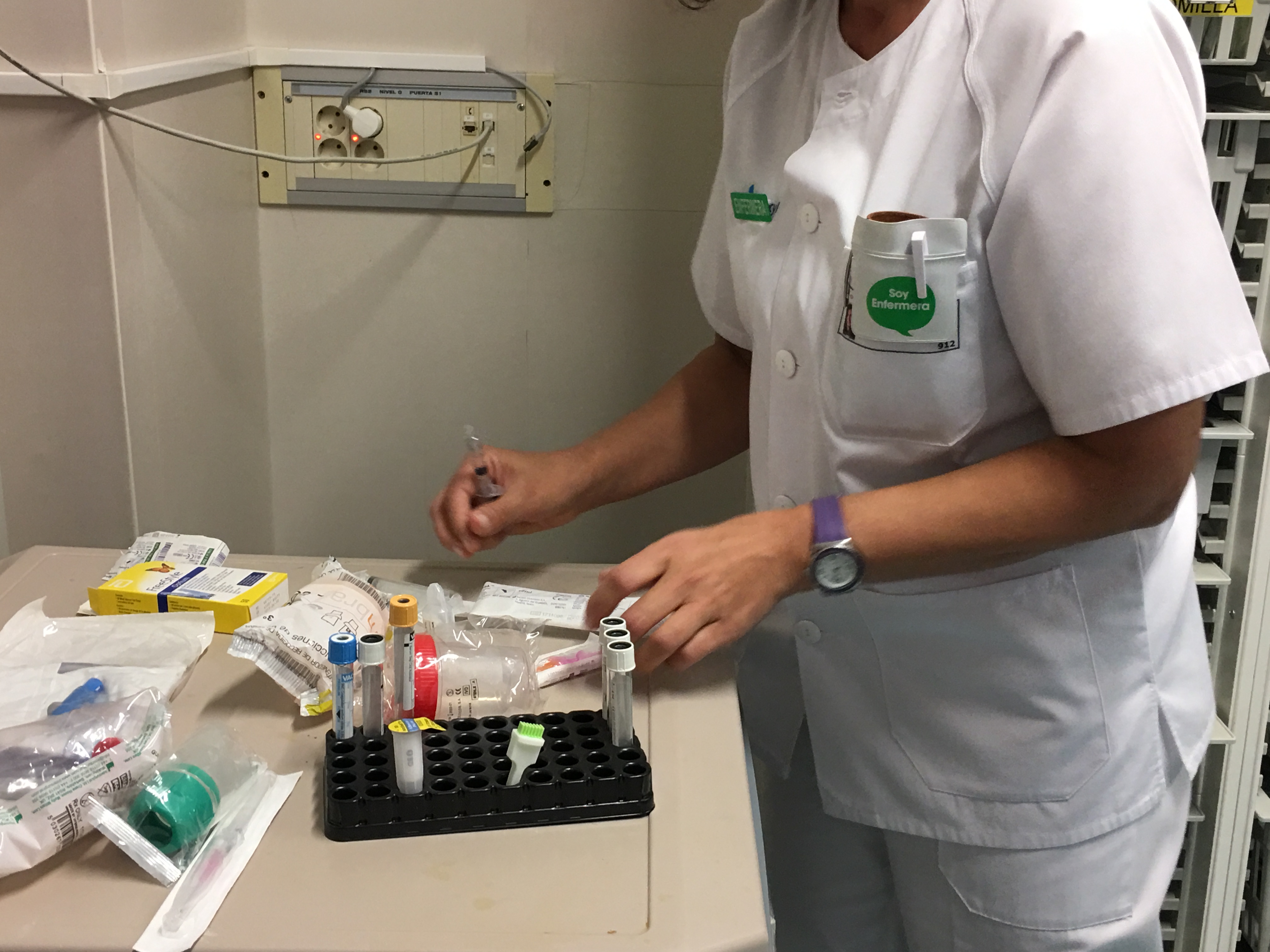 Enfermera con medicación