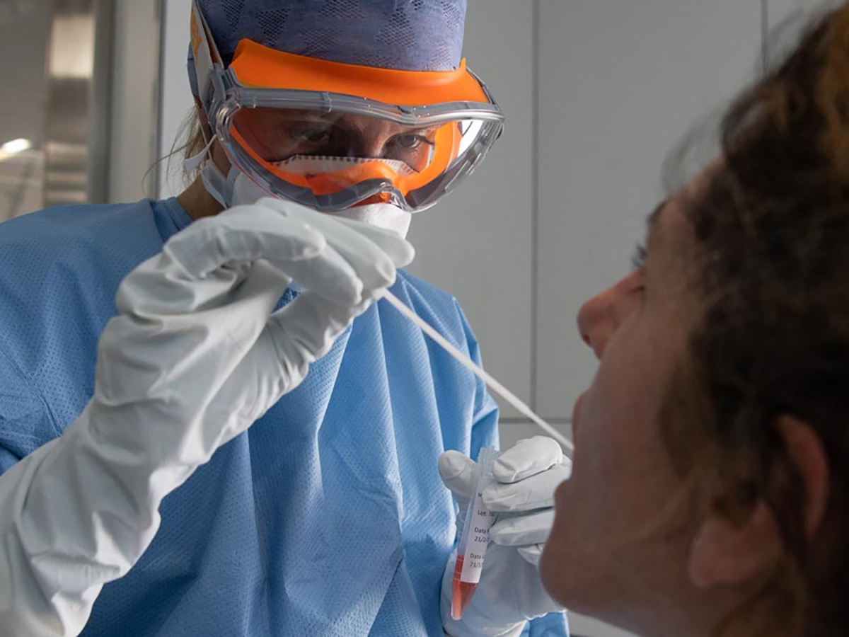 Profesional sanitario toma muestras de una paciente para detectar coronavirus