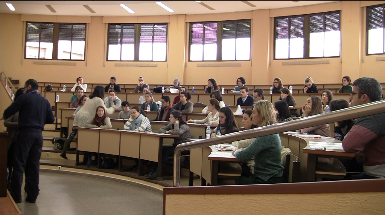 Unos opositores en un examen, imagen de archivo