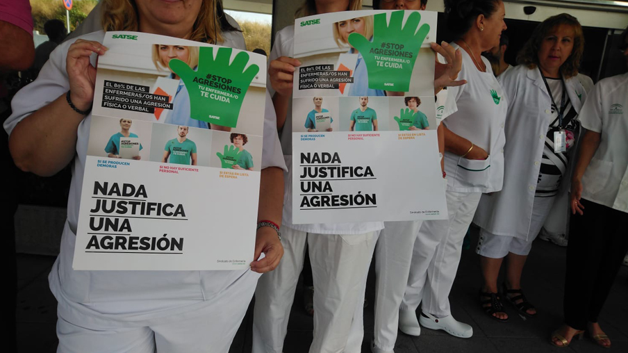 cartel en protesta agresiones
