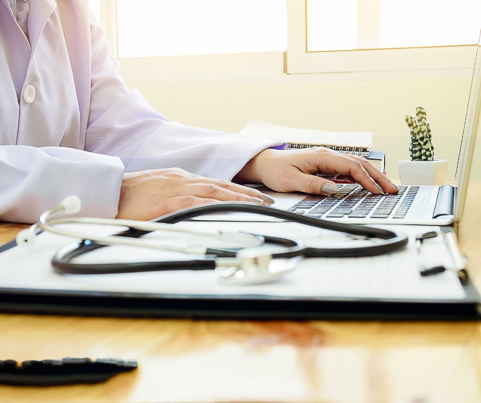 Imagen de una enfermera con un ordenador.