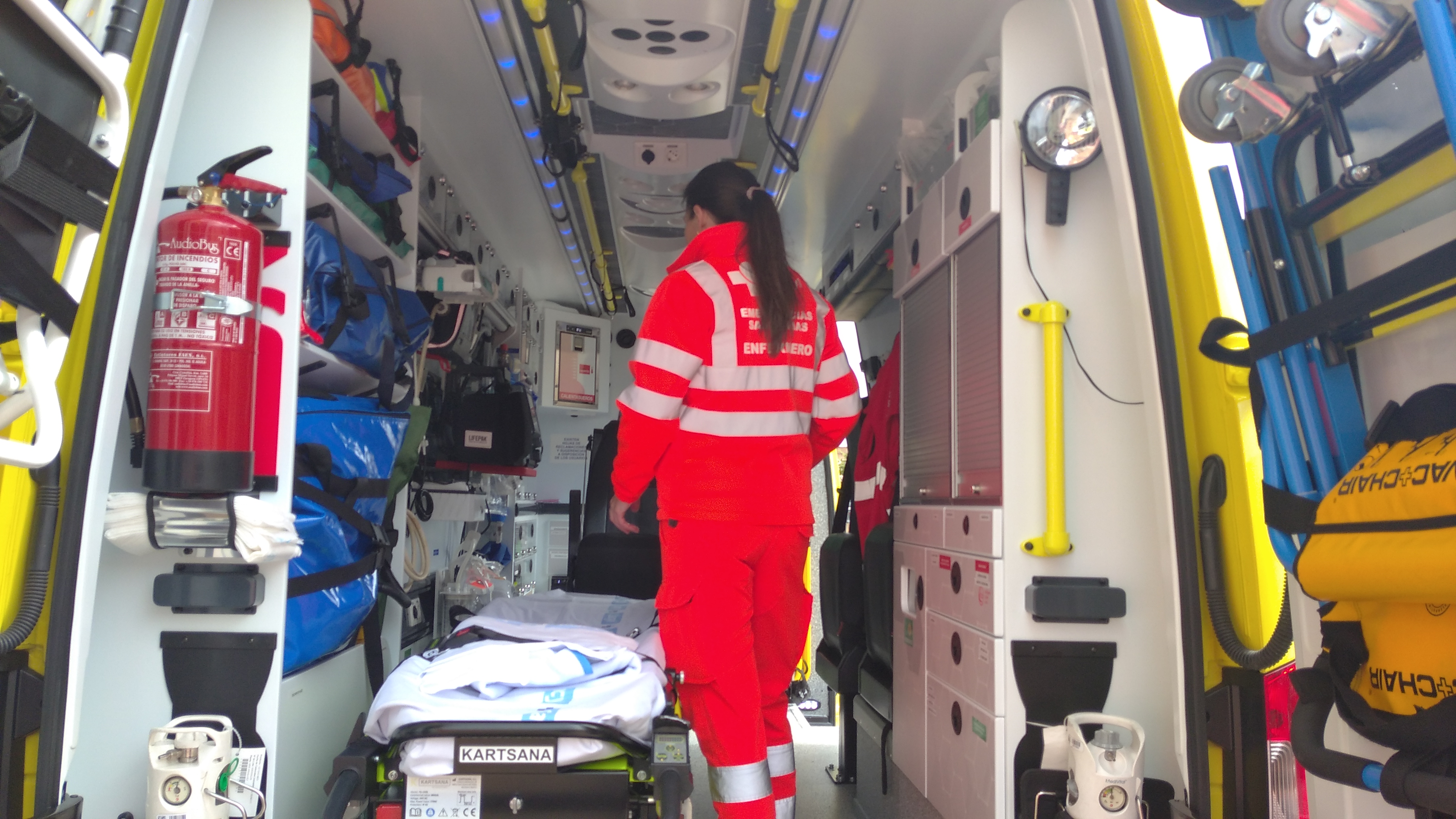 Una enfermera de la UEnEs en el interior de una ambulancia.