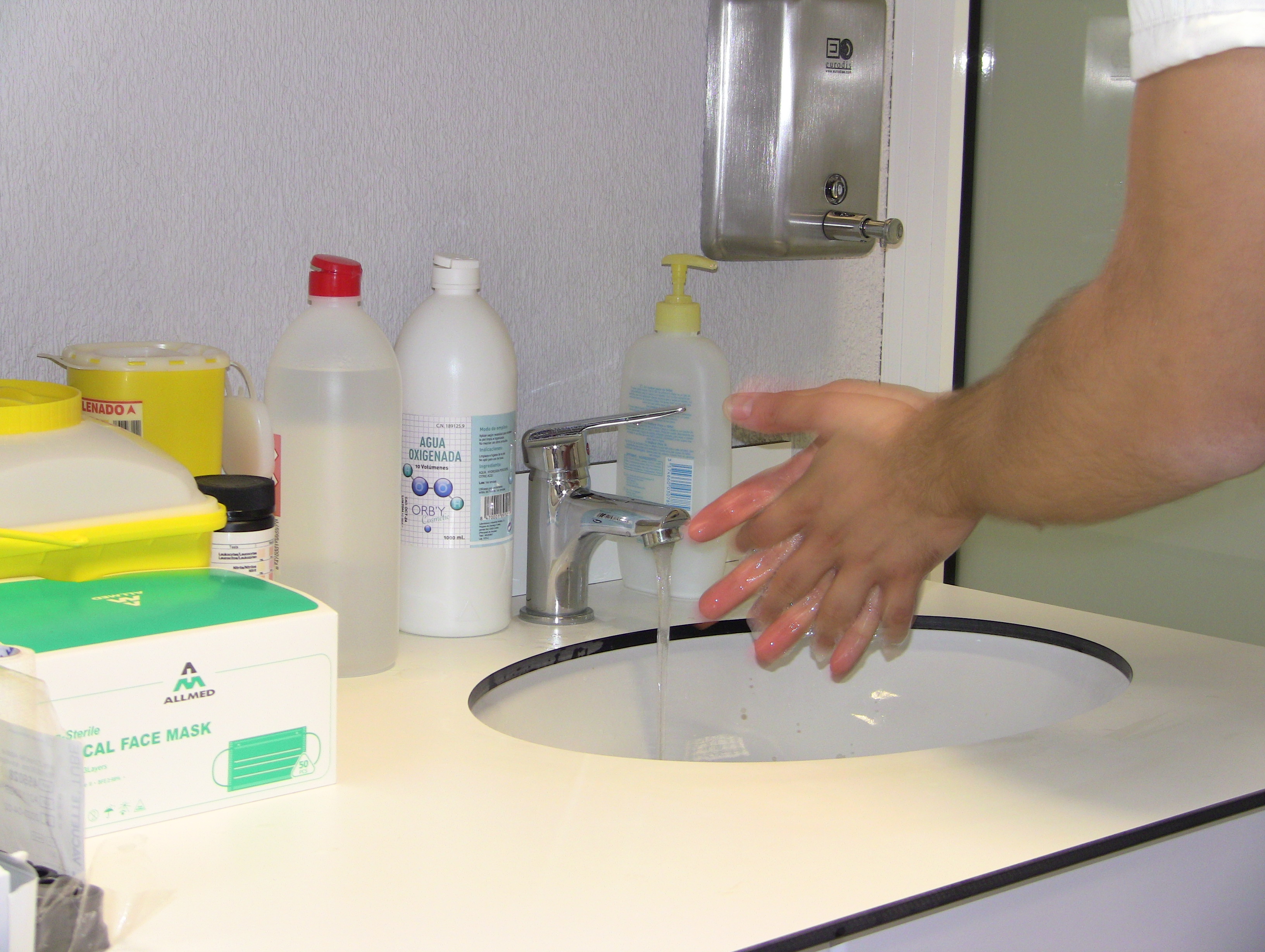 Un enfermero se lava las manos en una consulta.