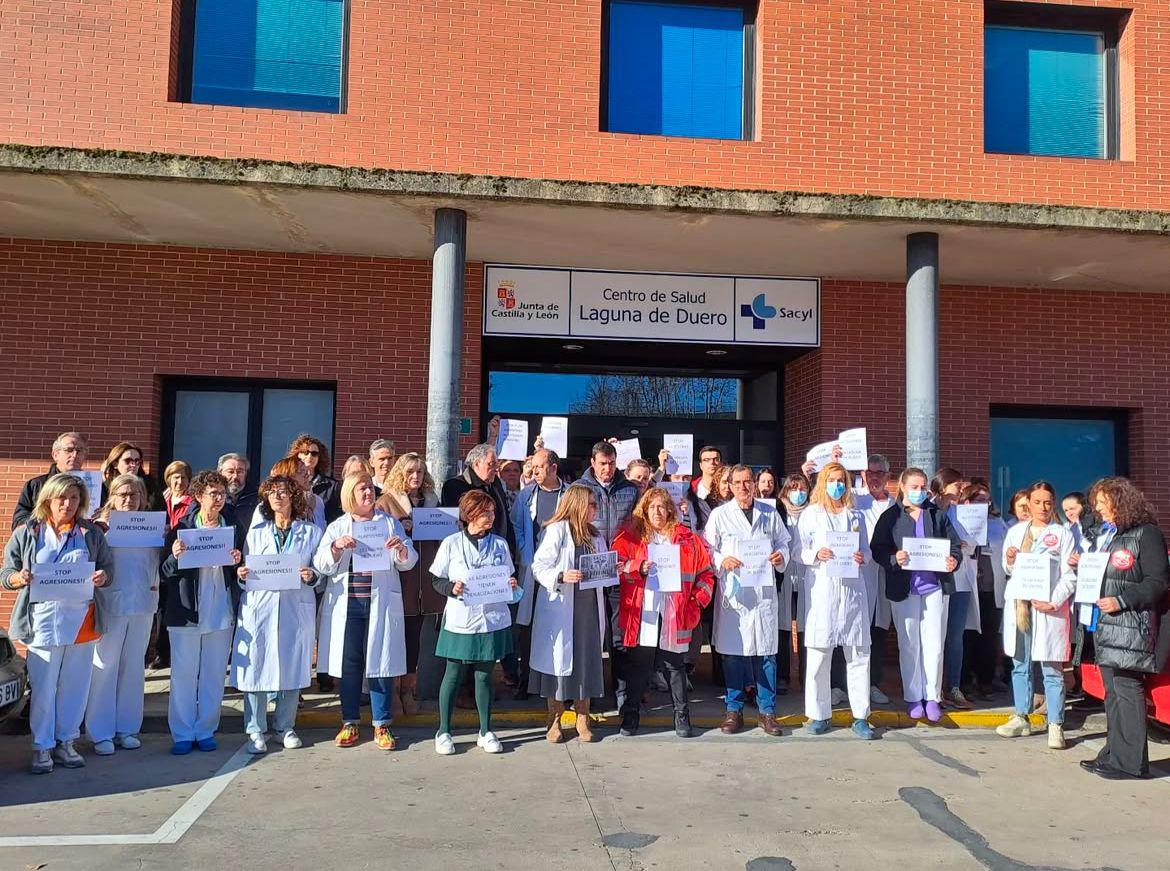 Concentración contra una agresión producida en el centro de salud de Laguna de Duero.