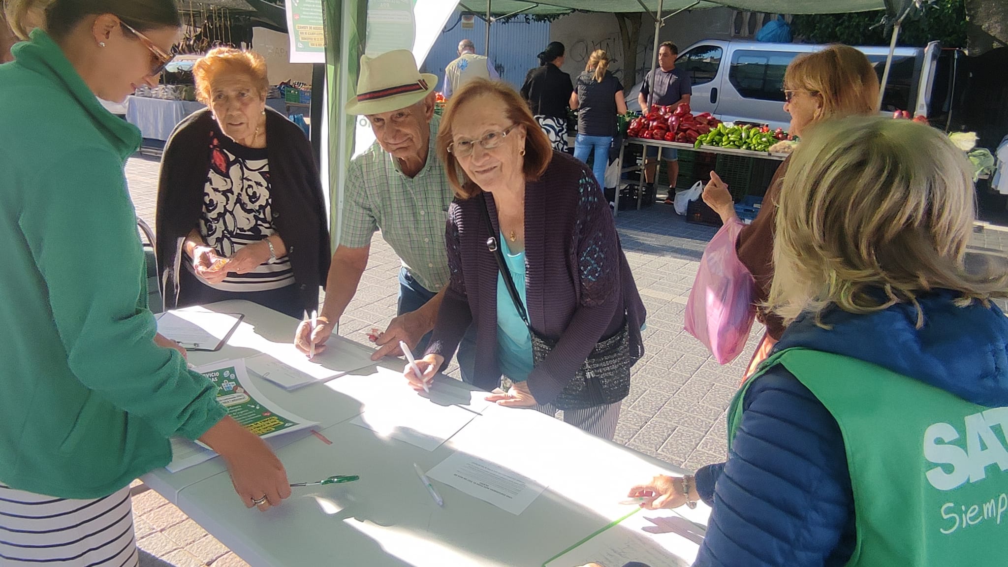 Recogida de firmas en Roa.