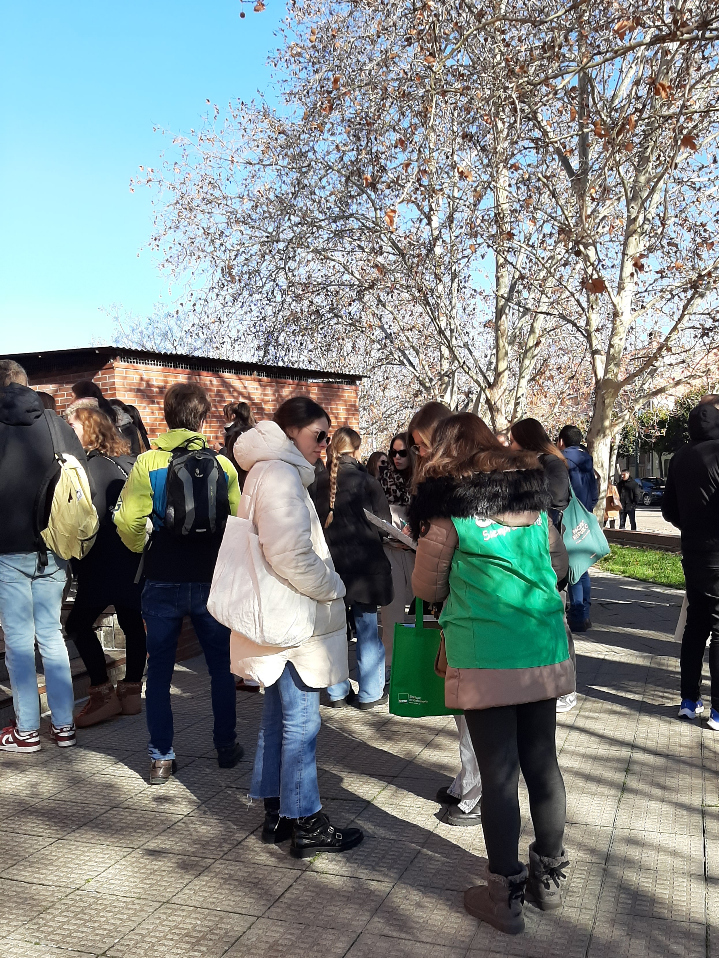 Enfermeras consultan dudas a la puerta de la facultad donde se celebró el examen EIR en Valladolid