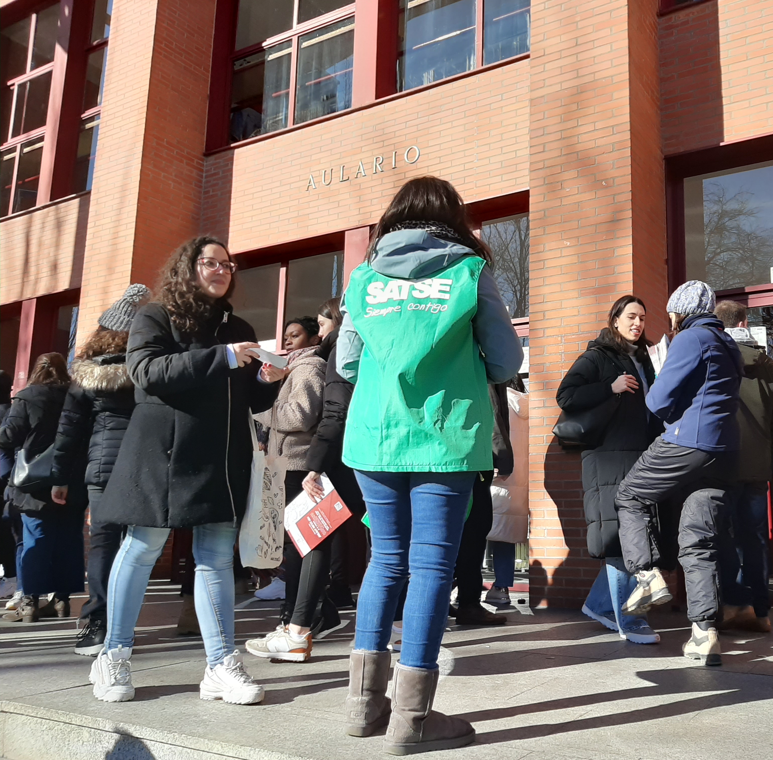 Enfermeras y delegadas de SATSE en la entrada al examen EIR en Valladolid
