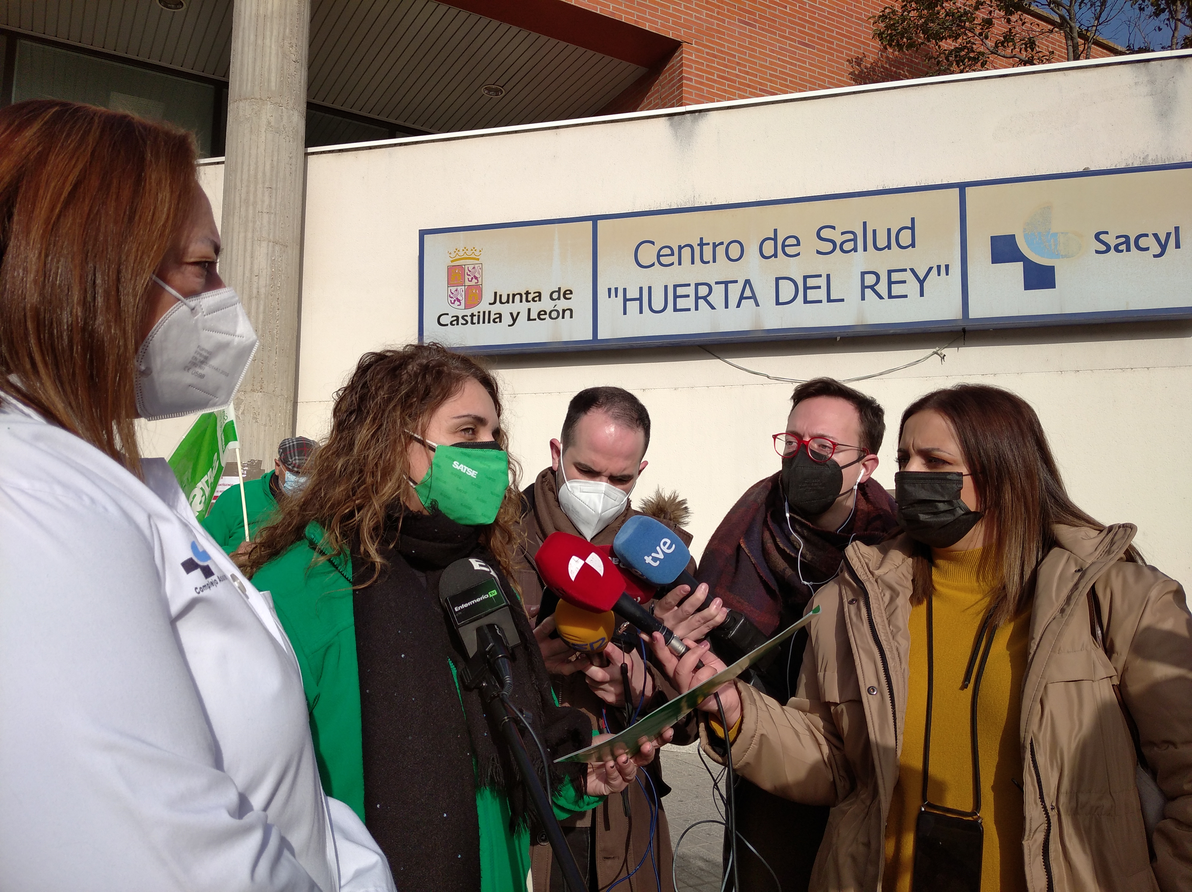 La secretaria provincial de SATSE Valladolid, Inmaculada Izquierdo, atiende a los medios de comunicación