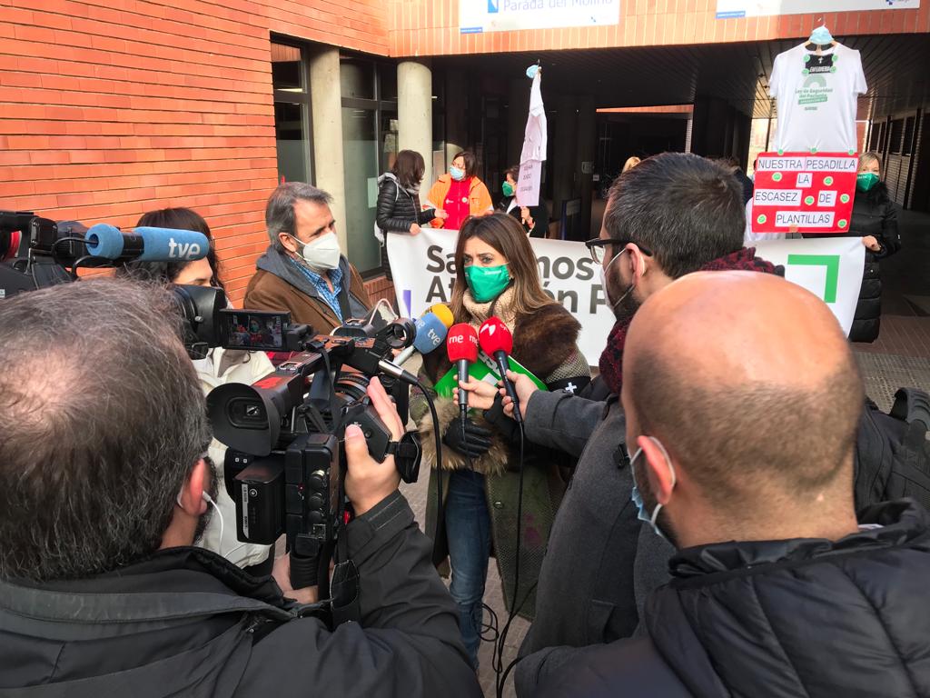 La secretaria provincial de SATSE Zamora, María Ballesteros, atiende a los medios de comunicación