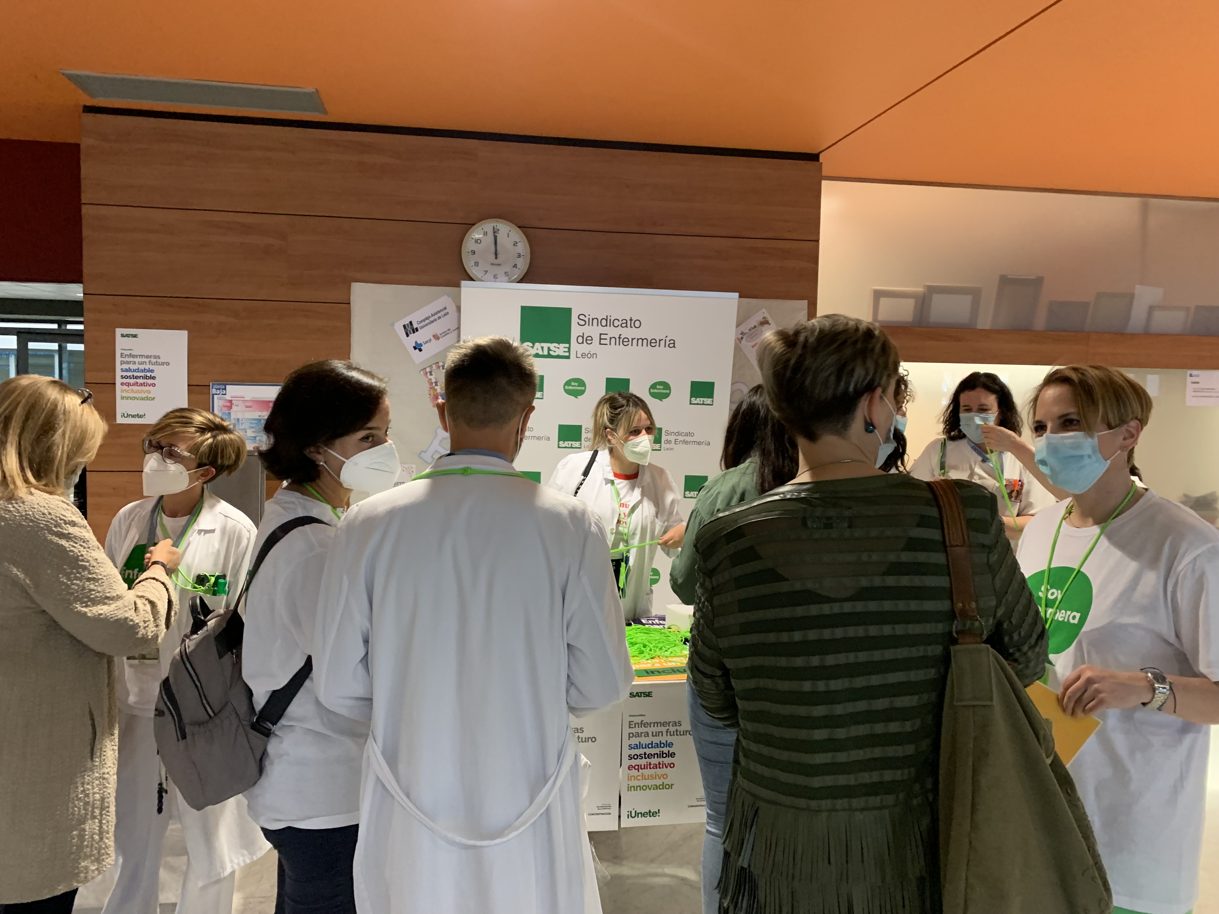 Delegados de SATSE León explican las reivindicaciones del Sindicato en el Hospital de León en los actos del 12 de mayo de 2022, Día de la Enfermería