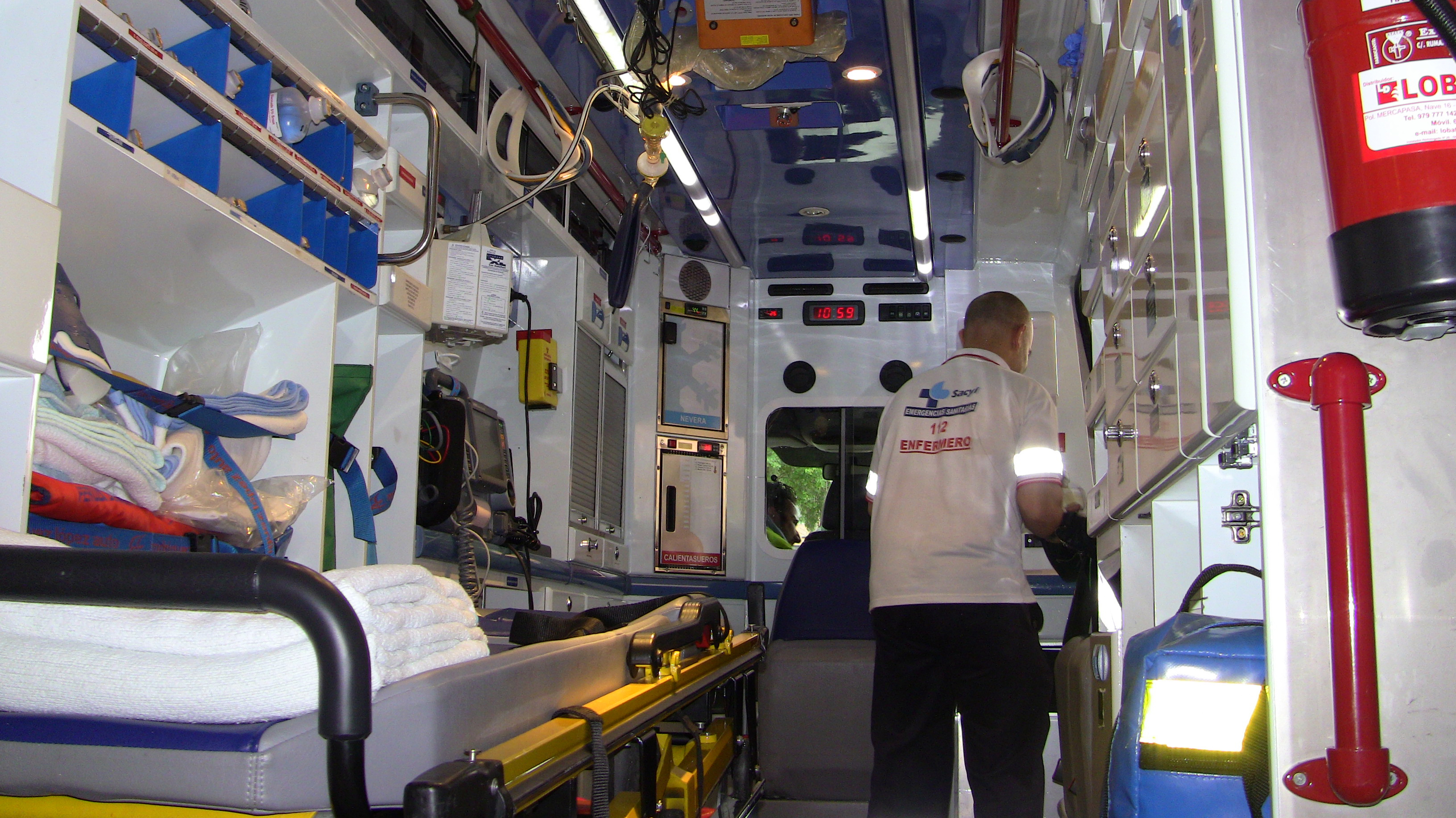 Un enfermero en una ambulancia de Emergencias Sanitarias de Castilla y León