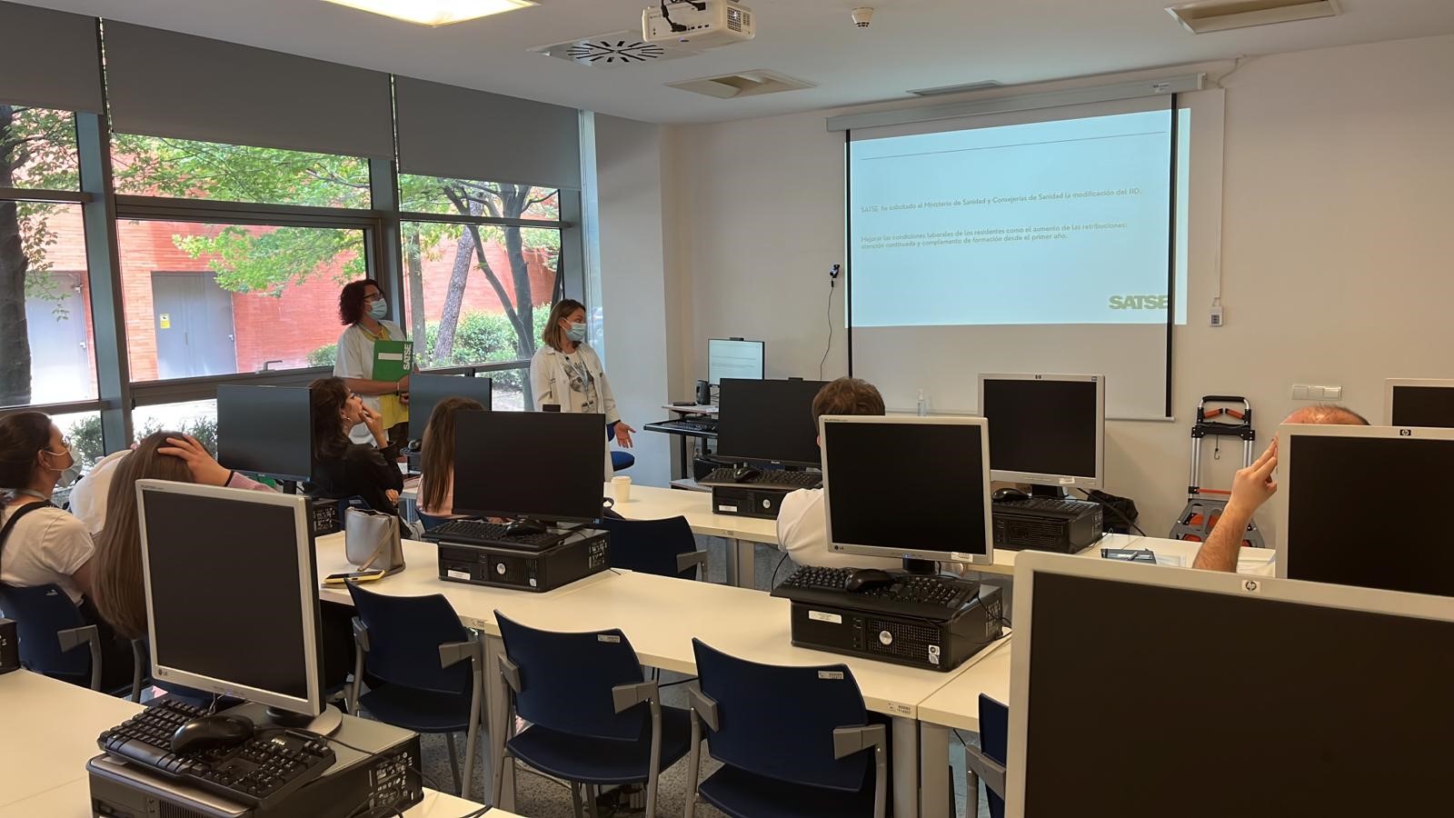 Delegadas de SATSE con estudiantes de Enfermería en Valladolid