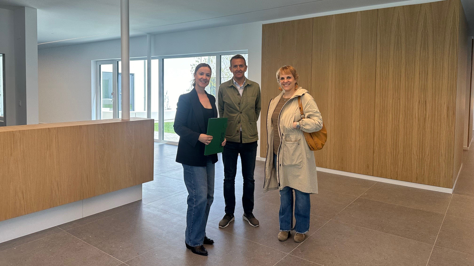 La secretaria provincial (izquierda) y la vicesecretaria de SATSE León, Ruth Barrientos y Lydia de la Varga, con el alcalde de La Robla, Santiago Dorado, en el Consultorio de la población leonesa.