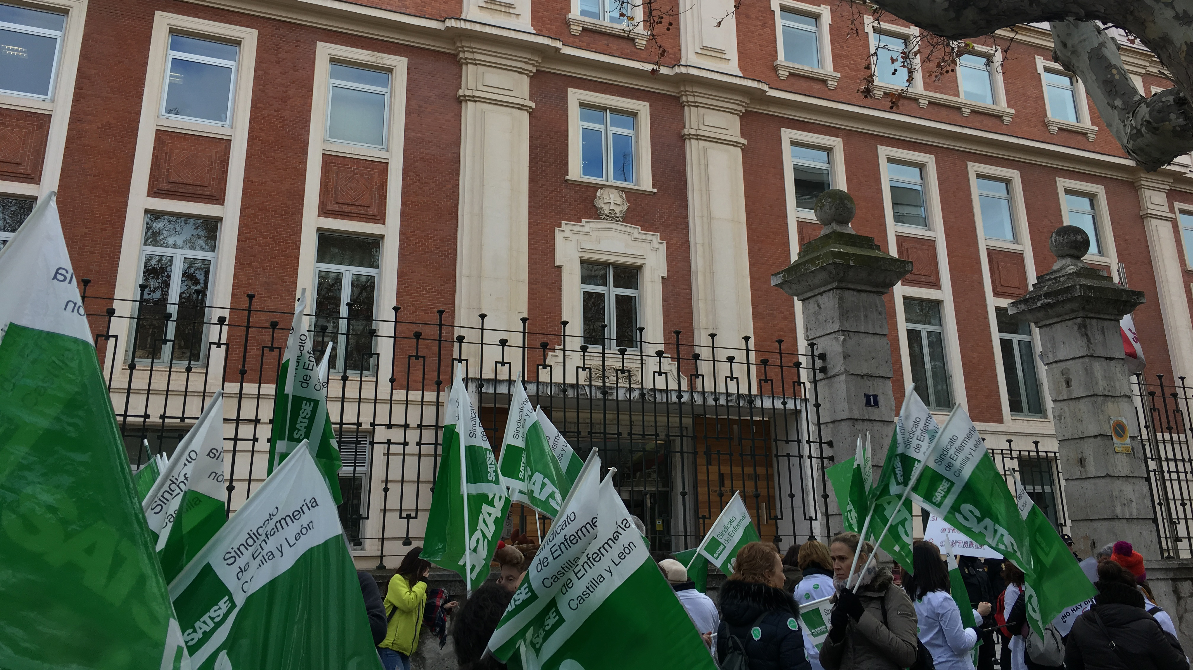 Una imagen de archivo de una protesta de SATSE ante la Consejería de Sanidad