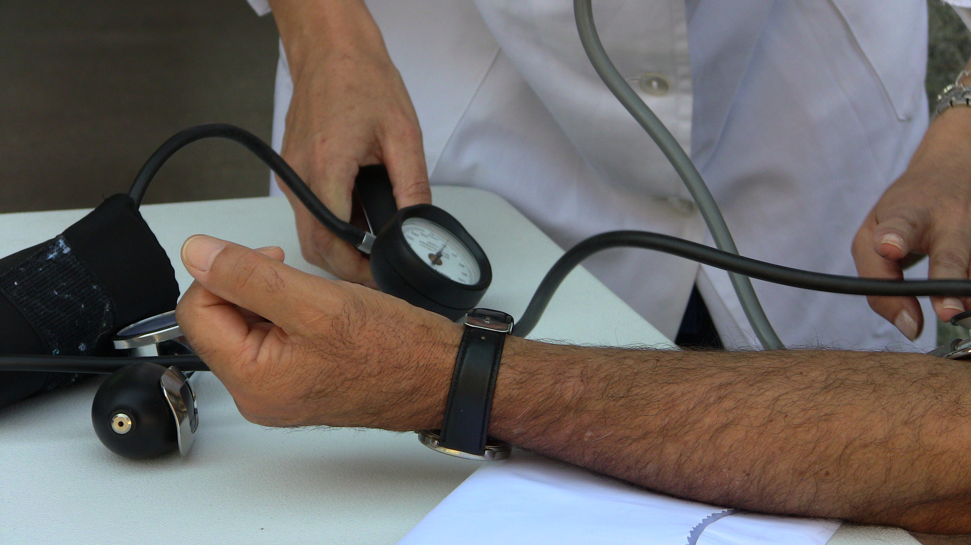 Una enfermera toma la tensión de un paciente. 