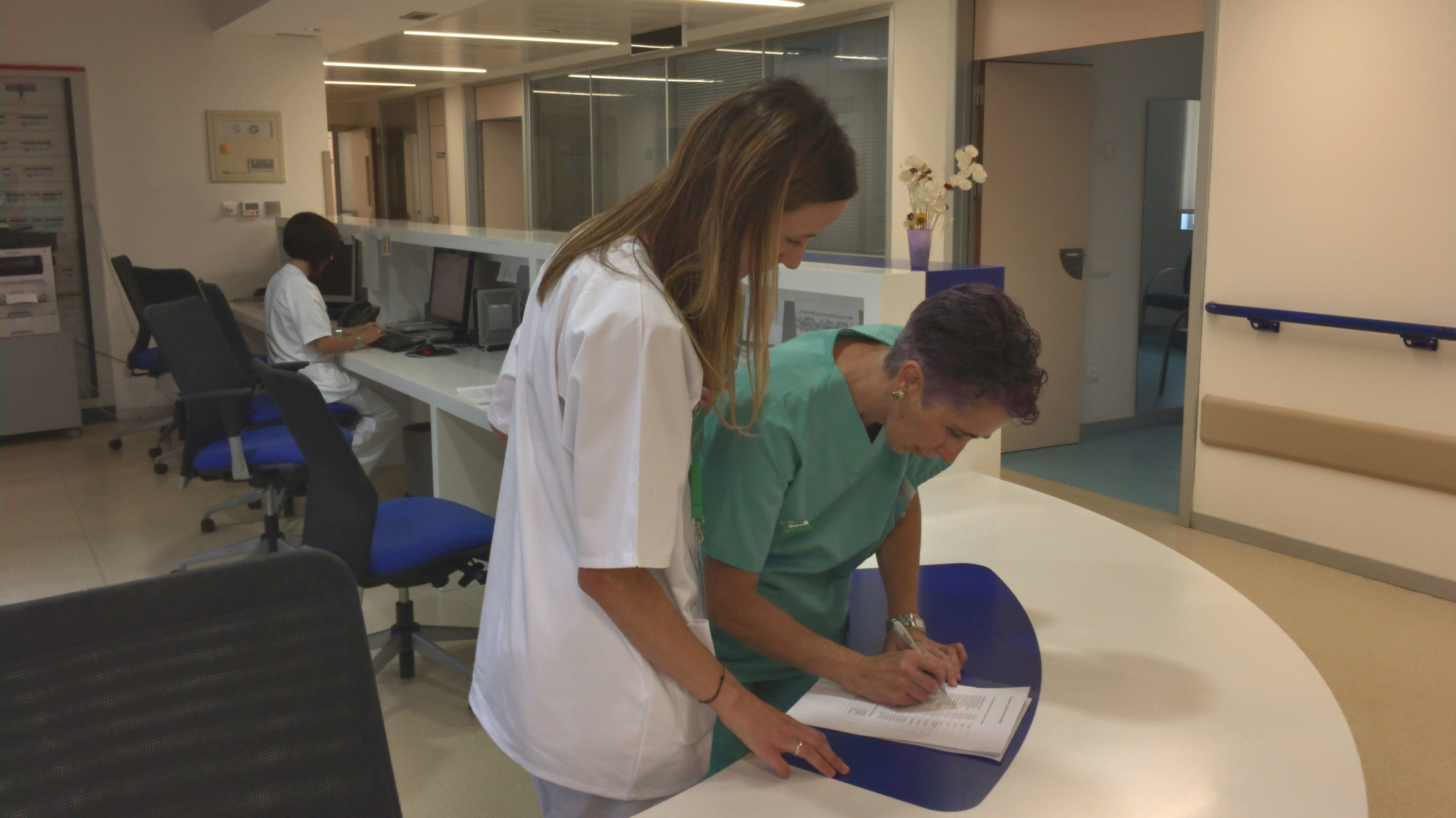 Imagen de archivo de dos enfermeras en una planta de hospital 