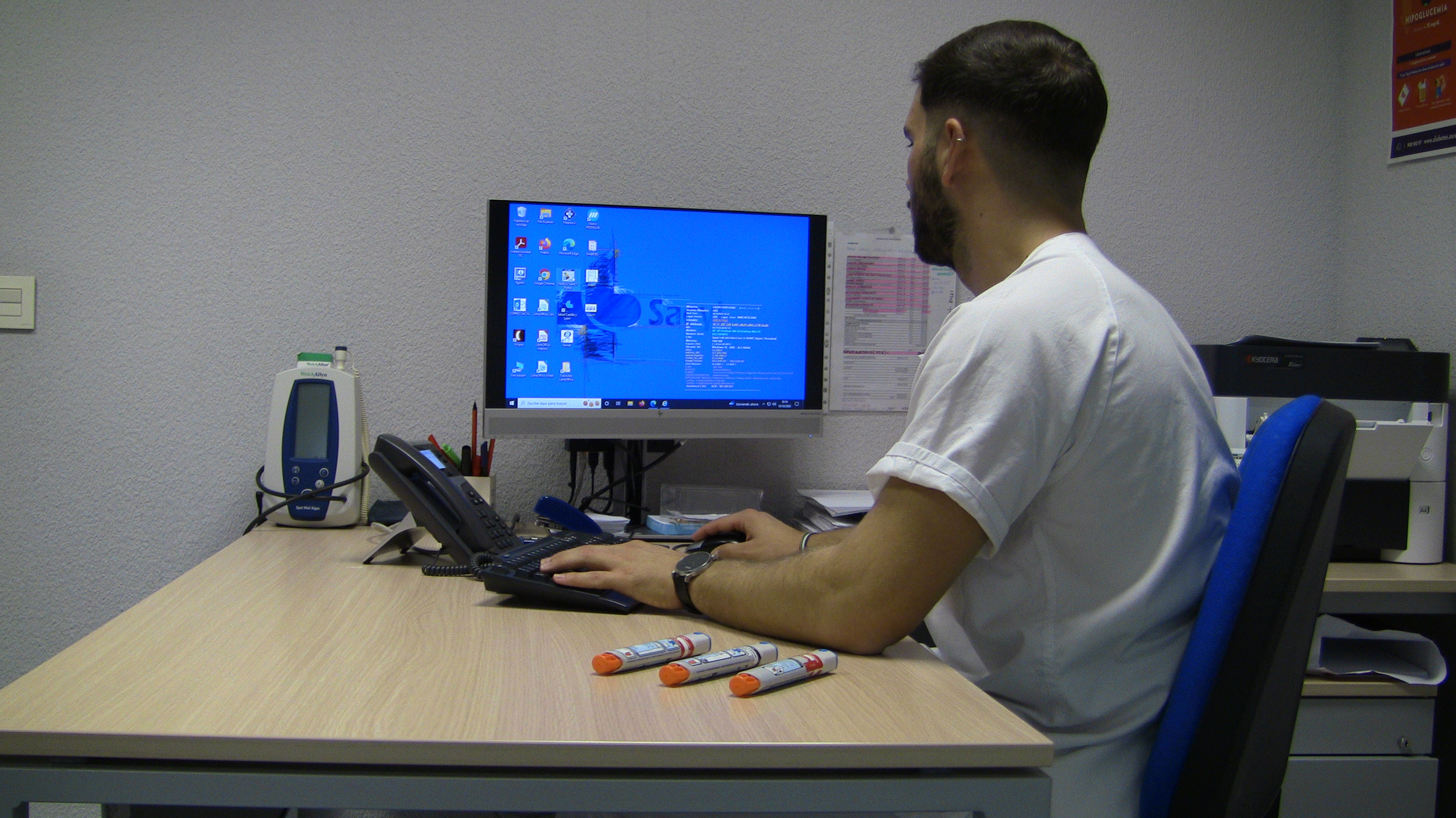 Un enfermero en un centro de salud de Castilla y León