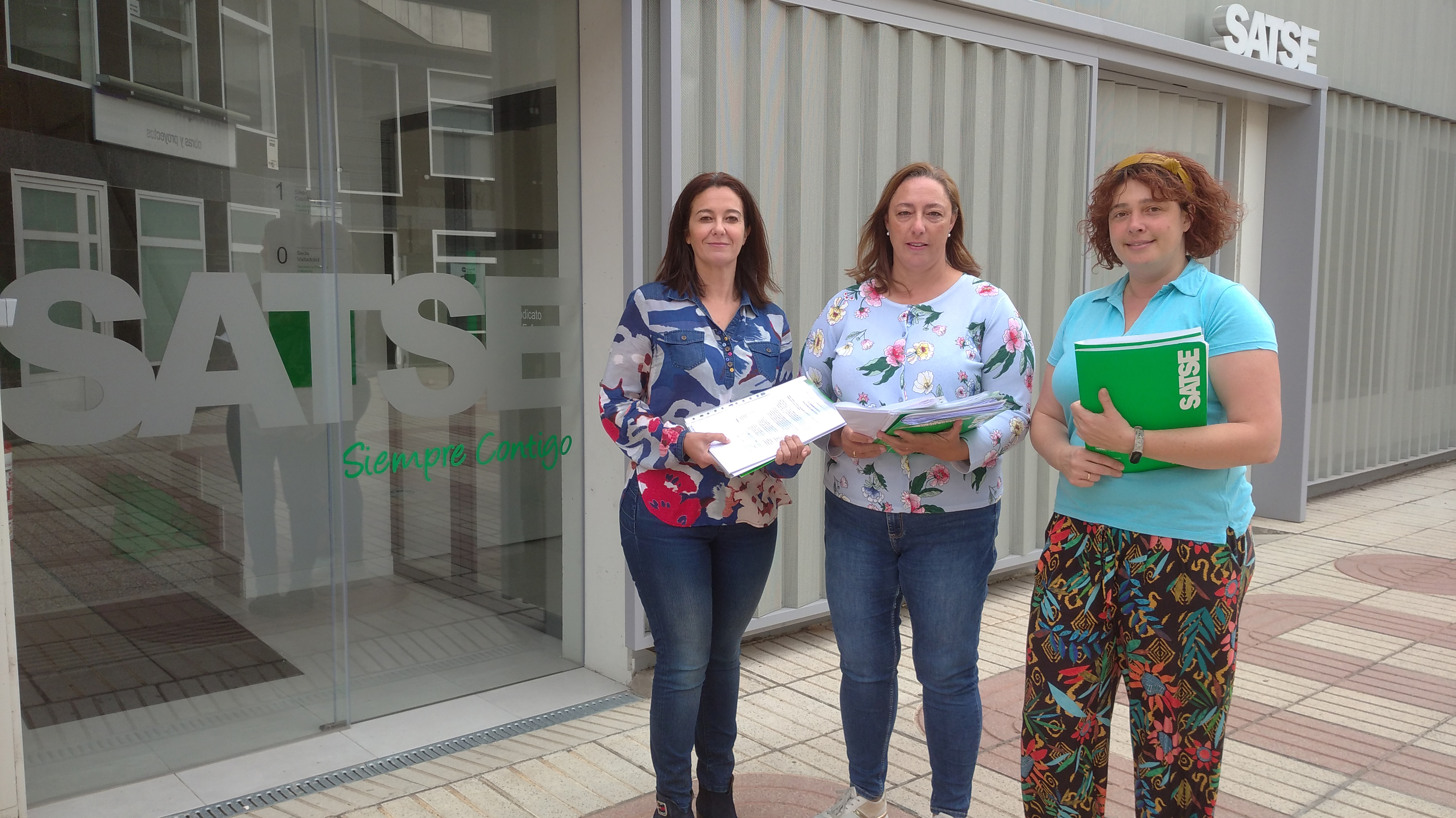 De izda. a dcha., Patricia San Martín, Mercedes Gago y Beatriz Andrés, con las firmas recogidas exigiendo la subida del kilometraje