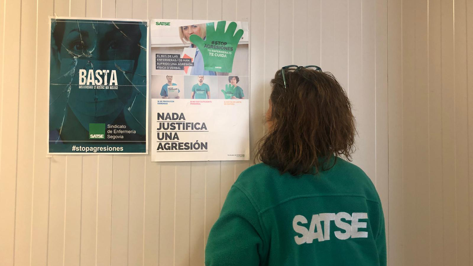 Una delegada de SATSE Segovia, ante los carteles de las campañas que ha puesto en marcha el Sindicato contra las agresiones