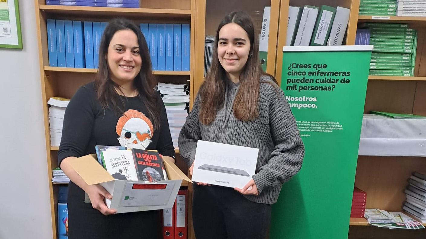 Ana María Álvarez López, delegada de SATSE León (izquierda), y la premiada